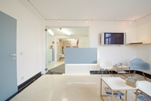 Gesundheitszentrum Laakirchen Wartezimmer Tür Empfang